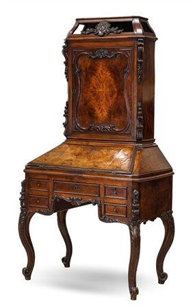 Piccolo trumeau in noce e radica di noce, parte inferiore a cinque diversi cass