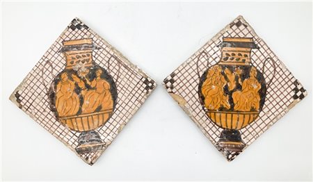 Manifattura di Napoli, secolo XIX. Coppia di piastrelle in maiolica dipinta in