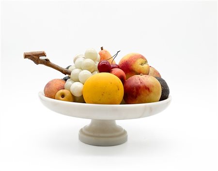 Alzata in marmo bianco con numerosi frutti in pietra dura e altri materiali dip