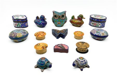 Collezione di numerose scatole in smalti policromi cinesi unite a quattro snuff