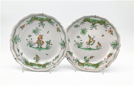 Manifattura francese, secolo XVIII. Gruppo di cinque piatti in maiolica dipinta