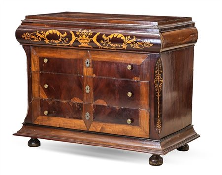 Cassettone impiallacciato in mogano e intarsiato in legni chiari a volute fogli