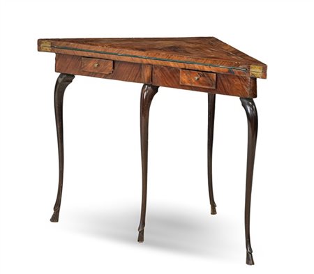 Tavolo da gioco di forma triangolare impiallacciato in palissandro e filettato,