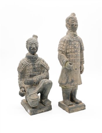 Due sculture di guerrieri di terracotta di Xian in stile antico
Cina, recente m