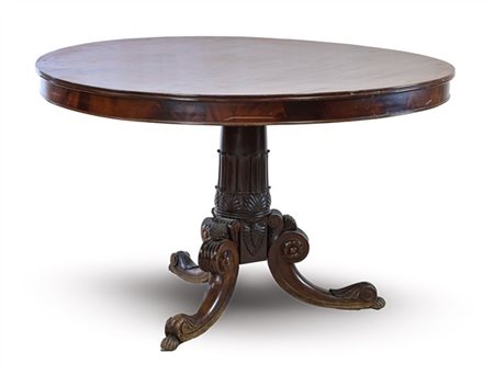 Tavolo tondo tripode in mogano con fusto intagliato a palmette e piedi a voluta