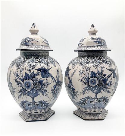 Manifattura di Delft. Coppia di potiche in ceramica dipinta in monocromo blu a