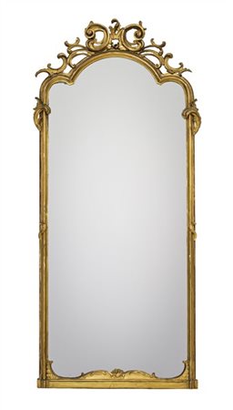 Caminiera in legno dorato con cimasa traforata e decorata da fregi a volute con