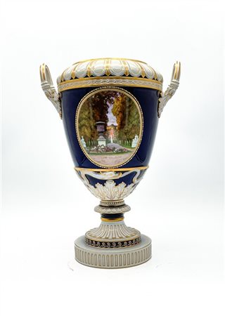 Manifattura KPM, Berlino, secolo XIX. Vaso biansato in porcellana dipinta in po