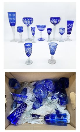 Cartone contenente numerosi calici in cristallo blu e incolore di diversa forma