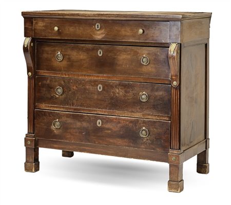 Cassettone con fronte a quattro cassetti di cui uno aggettante sottopiano, mont