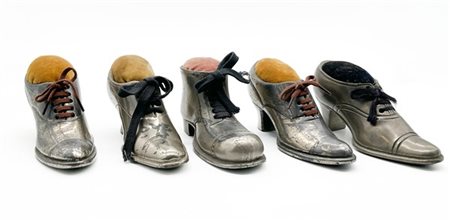 Gruppo di cinque portaspilli in peltro a forma di scarpa con cuscinetto in vell