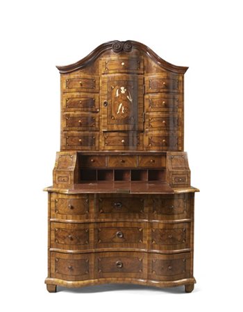 Trumeau di forma mossa lastronato in noce e radica di noce e filettato in legni