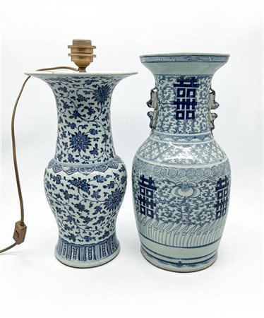 Lotto composto da due diversi vasi a balaustro in porcellana dipinta in monocro