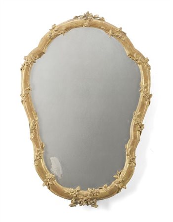 Specchiera con cornice di forma mossa in legno intagliato e dorato con decoro a