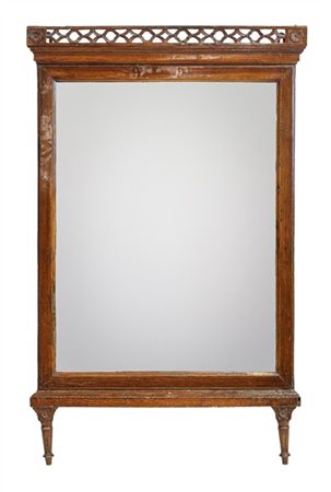 Specchiera in ciliegio di forma rettangolare con cimasa traforata a motivi stil