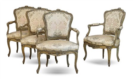 Gruppo di quattro poltrone in legno intagliato con tracce di laccatura e doratu