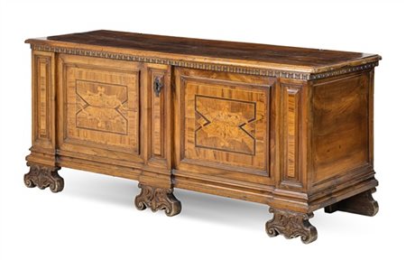 Cassapanca in noce con fronte bipartito lastronato e intarsiato con legni di di