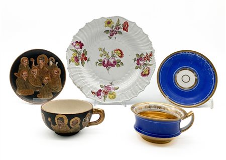 Manifatture diverse, secolo XIX. Lotto composto da una tazza con piattino in po
