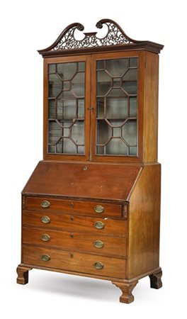 Trumeau lastronato in mogano, parte superiore a due ante con vetri entro cornic