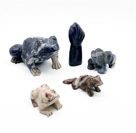 Lotto composto da quattro figure di rana in sodalite e altri marmi e figura di