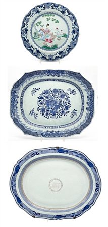 Lotto composto da grande piatto da portata ovale con monogramma dorato nel cave