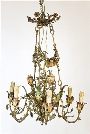 Lampadario a sei bracci in metallo con decoro a racemi e fiori in lamierino dip