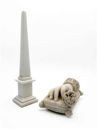 Lotto composto da un obelisco in marmo bianco (h cm 34) e un fermacarte in alab