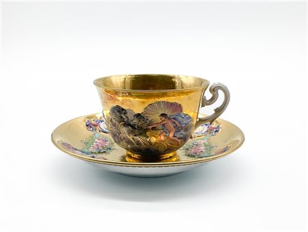 Manifattura Ginori, secolo XIX. Tazza con piattino in porcellana decorata a ril
