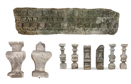 Lotto composto da un antico fregio architettonico in marmo scolpito a ovoli e m
