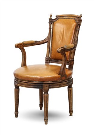 Poltrona girevole in stile Luigi XVI in legno intagliato con braccioli terminan