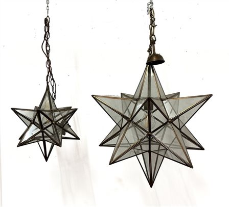 Lotto di due lampadari a stella in metallo dorato e vetro (h cm 126 e h cm 115)