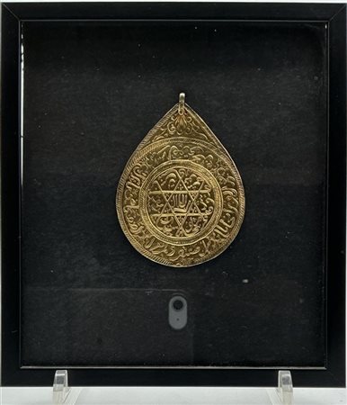 Ciondolo cerimoniale o talismanico Armudiye in metallo dorato. 
Impero Ottomano