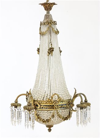 Lampadario a nove luci con tre coppie di bracci in metallo dorato raccordato da