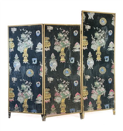 Lotto composto da tre ante di paravento in legno dipinto in policromia e laccat