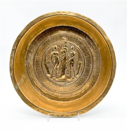 Manifattura del nord Europa. Antico elemosiniere in rame sbalzato e dorato, cav