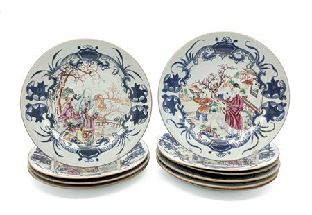 Collezione di dieci piatti circolari in porcellana dipinta in policromia e dora