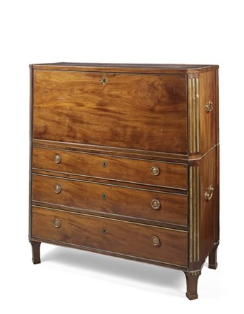 Mobile da campo a due corpi lastronato in mogano con fronte a tre cassetti e ca