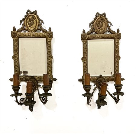 Coppia di ventole in metallo dorato con specchio rettangolare molato e cornice