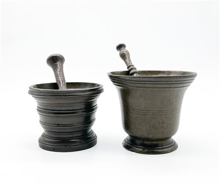 Lotto di due diversi mortai in fusione di bronzo con pestelli. Secolo XVII-XVII
