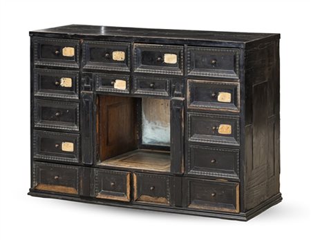 Monetiere in legno ebanizzato con fronte a dodici cassetti con bordure guilloch