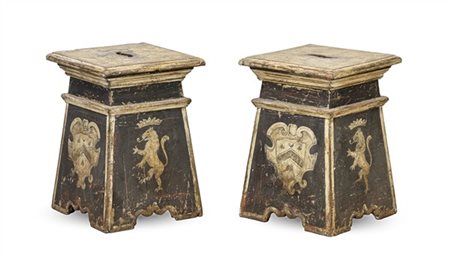 Coppia di antichi sgabelli in legno dipinto con stemmi araldici e grifi rampant