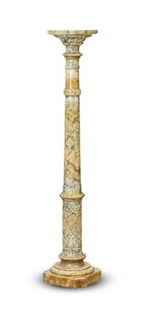 Colonnina in alabastro con fusto tornito, base e piano quadrati con angoli smus