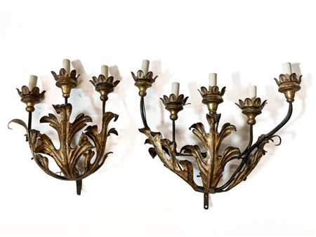 Due applique a cinque e tre fiamme in ferro battuto a foglie di acanto dorato,