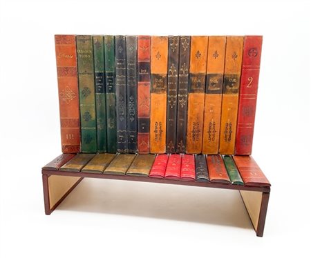 Gruppo di sei elementi decorativi con finti dorsi di libri antichi in legno e c