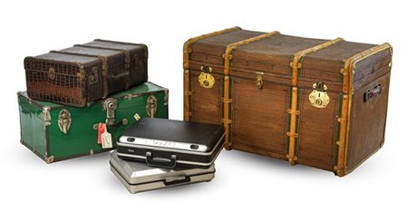 Lotto composto da due bauli di cui uno in metallo, una valigia vintage e due va