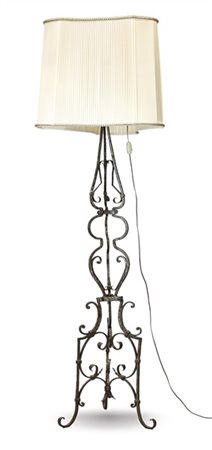 Portacero tripode in ferro battuto e ritorto con decoro a volute. Secolo XVIII-