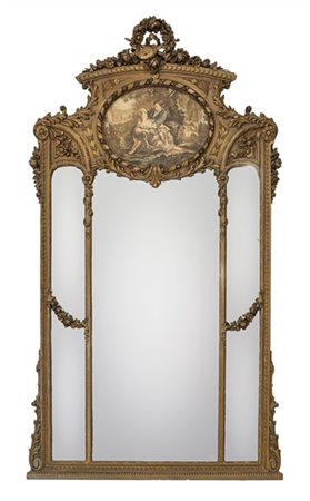 Caminiera tripartita in legno intagliato e dorato, cimasa decorata a trofeo di