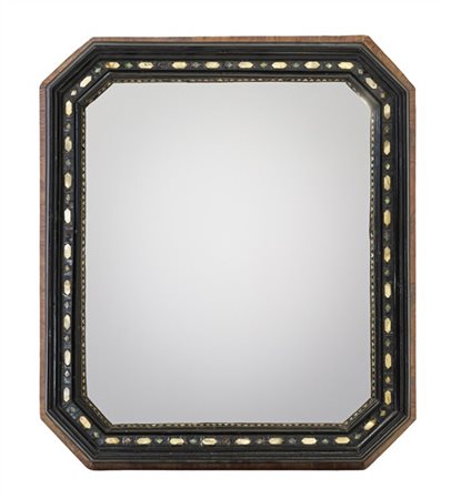 Specchiera con cornice a vassoio ottagonale in legno ebanizzato e intarsi in ma
