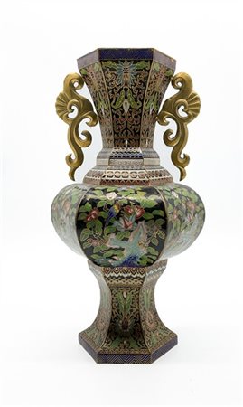 Vaso biansato in metallo smaltato cloisonnè con corpo globulare poligonale, bas