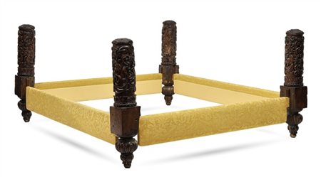 Letto a due piazze con antichi montanti in legno tornito e intagliato a volute